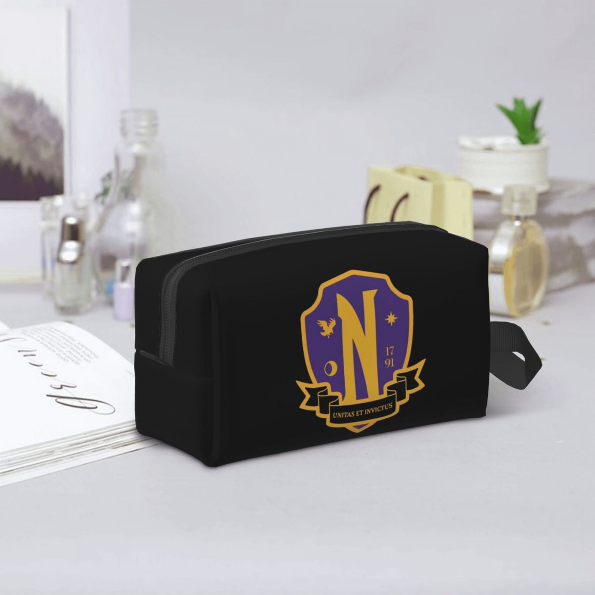 Nevermore Academy Crest (clean - Beauty Makeup Academy recension och pris